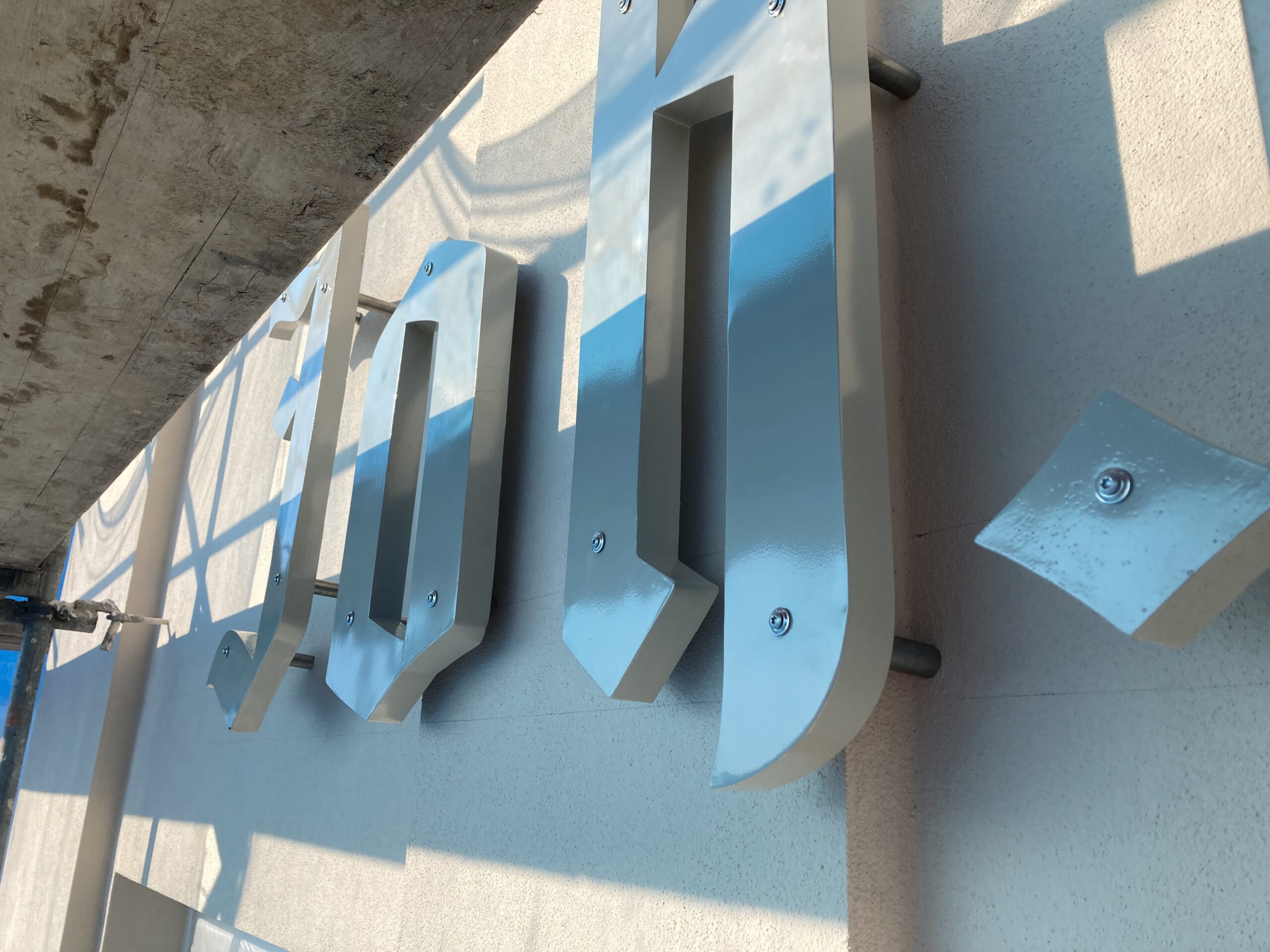 Teil des alten Firmenschriftzuges am Gebäude